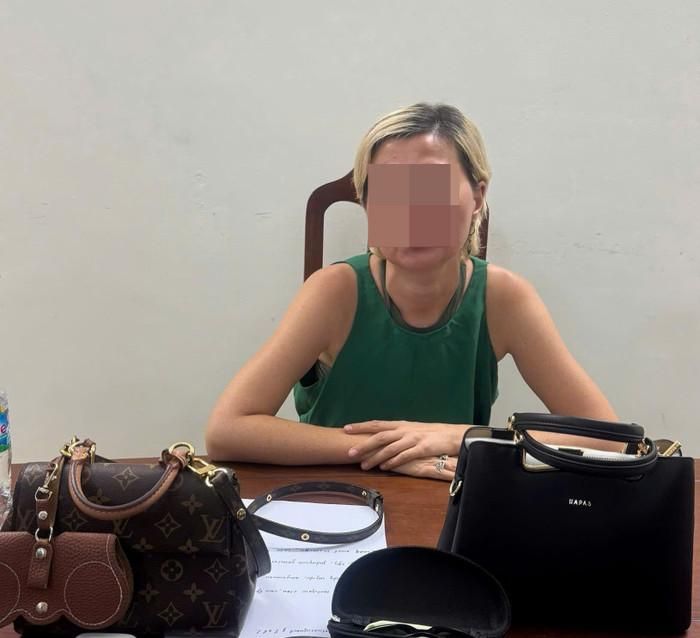 Nghi phạm Enola Iugai bị tạm giữ cùng tang vật để phục vụ công tác điều tra. Ảnh: Cổng TTĐT Công an TP Đà Nẵng