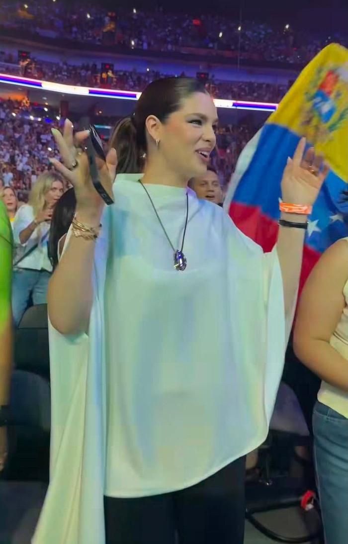 Á hậu 1 Miss Universe Nadia Ferreira lộ diện sau 1 tháng sinh con.
