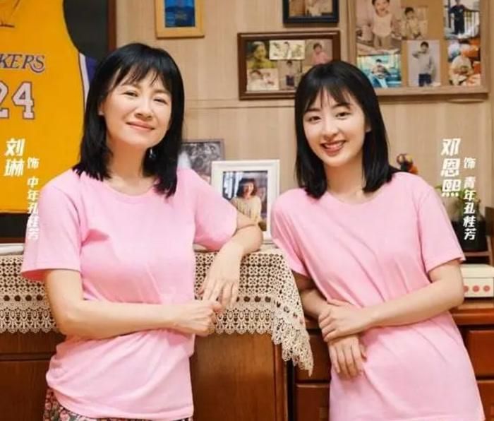 Mẹ Tôi Là Hoa Khôi là một bộ phim hài kỳ ảo khá ít được chú ý. Nội dung xoay quanh Khổng Tiểu Xán, một sinh viên đại học phát hiện mẹ mình mắc bệnh nan y. Cậu quyết định giao dịch với người ngoài hành tinh, sử dụng năng lượng sinh mệnh để giúp người mẹ 45 tuổi lấy lại diện mạo tuổi đôi mươi và bắt đầu một cuộc đời mới. Ảnh: Mango TV