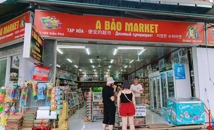 Tràn lan cửa hàng đổi ngoại tệ tự phát, biển hiệu toàn tiếng nước ngoài vi phạm Luật Quảng cáo