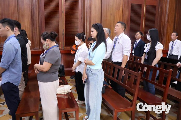 Nhiều người thân, người có quyền lợi nghĩa vụ liên quan trong vụ án.