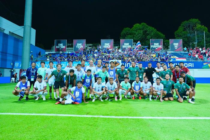 Đội tuyển Thái Lan sau chiến thắng bán kết lượt đi trước Singapore. Ảnh: FA Thailand