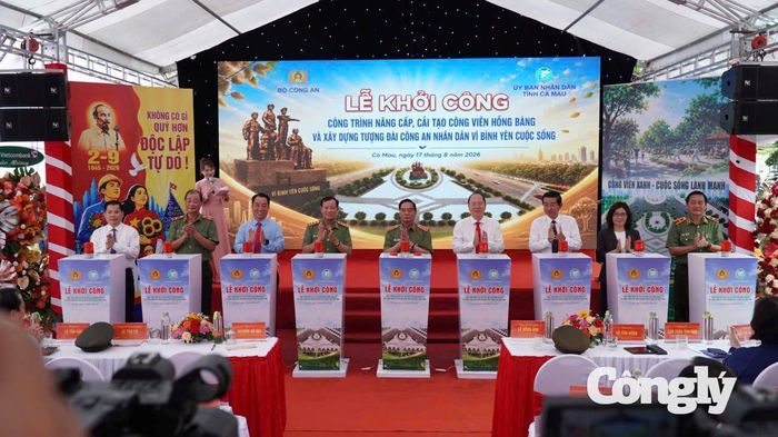 Các đại biểu thực hiện nghi thức khởi công công trình (Ảnh: Hoàng Thành)