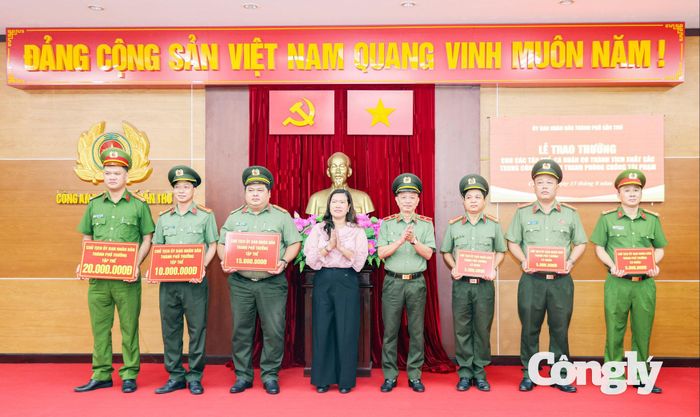 Bà Nguyễn Thị Ngọc Điệp, Phó Chủ tịch UBND TP Cần Thơ và Thiếu tướng Huỳnh Việt Hòa, Giám đốc Công an TP Cần Thơ trao thưởng các tập thể, cá nhân.
