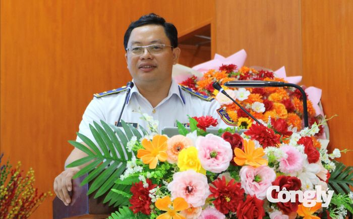 Trung tá Bùi Xuân Nhớ, Phó Trưởng phòng Pháp luật BTL Vùng Cảnh sát biển 4 tuyên truyền pháp luật cho người dân