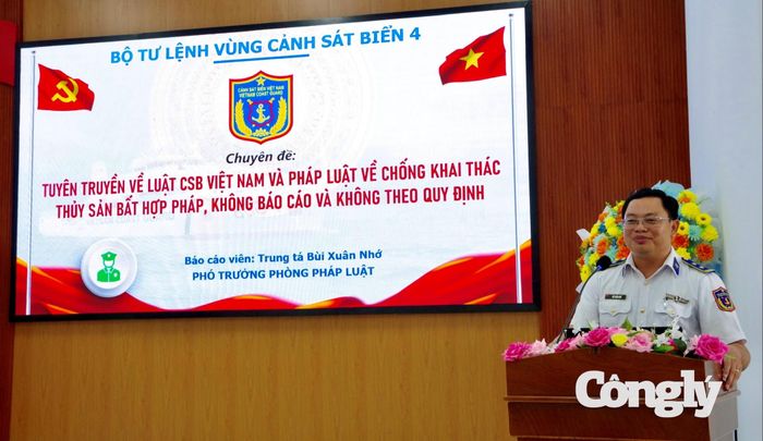 Báo cáo viên tuyên truyền cho người dân về các vi phạm khai thác thủy sản bất hợp pháp