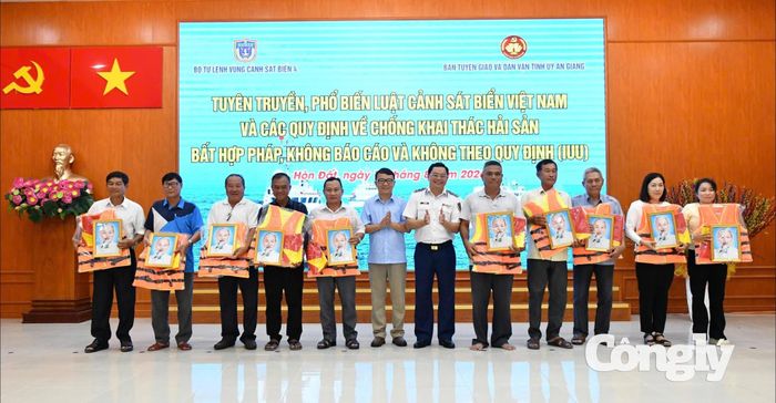 Ban tổ chức trao quà cho người dân tại xã Hòn Đất
