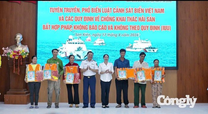 Ban tổ chức trao quà cho người dân xã Sơn Kiên