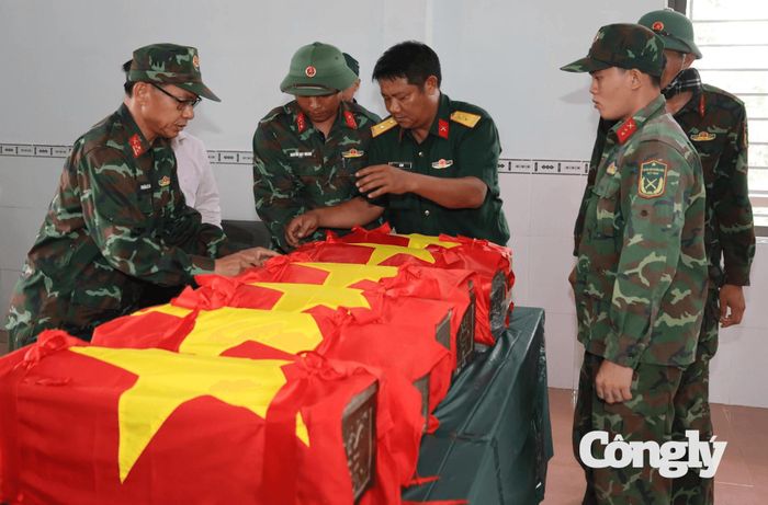 8 hài cốt liệt sĩ vừa được lực lượng chức năng tỉnh Khánh Hòa tìm kiếm, cất bốc và quy tập về Nghĩa trang liệt sĩ Ninh Thuận.