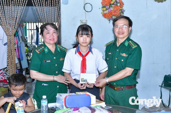 Đại tá Hà Huy Trường, Phó chính ủy BĐBP thành phố và Trung tá QNCN Lê Thanh Nhanh, Chủ tịch Hội phụ nữ BĐBP thành phố thăm hỏi trao tiền hỗ trợ, tặng quà cho em Nguyễn Đình.