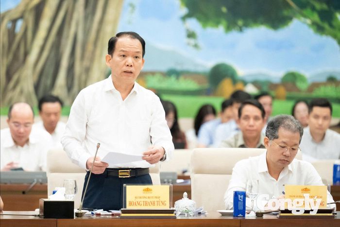 Bộ trưởng Bộ Tư pháp Hoàng Thanh Tùng trình bày Báo cáo về việc tiếp thu, giải trình ý kiến của các ĐBQH thảo luận tại Tổ, tại Hội trường và ý kiến thẩm tra của Ủy ban Pháp luật và Tư pháp đối với dự thảo Nghị quyết