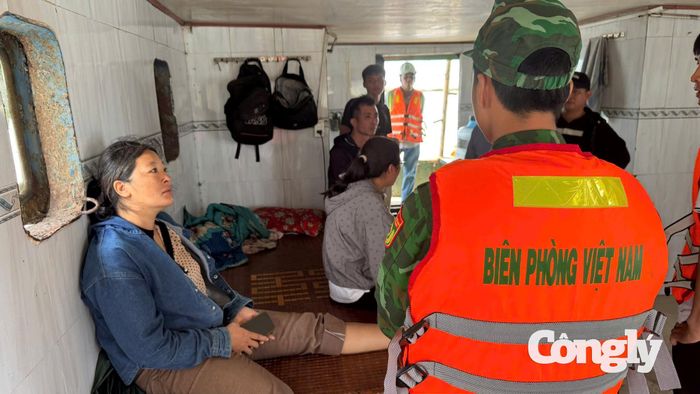 Cán bộ Đồn Biên phòng Cần Thạnh thông báo cho gia đình đã tìm thấy thi thể người mất tích.