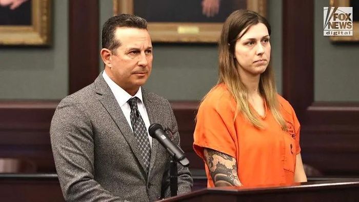 Luật sư Jose Baez xuất hiện tại tòa cùng thân chủ Shanna Gardner-Fernandez tại Tòa án Hạt Duval ở Jacksonville, bang Florida, vào thứ Sáu, ngày 3/11/2023. Gardner-Fernandez được đưa ra xét xử sơ bộ với các cáo buộc liên quan đến việc bị cho là có tham gia dàn dựng vụ sát hại chồng cũ của mình - Jared Bridegan. Ảnh: Fox News