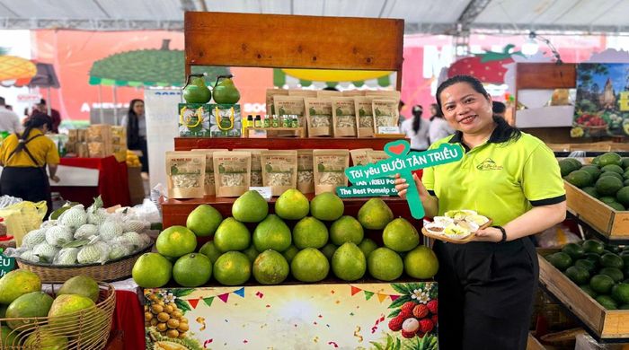 Nhiều đặc sản đặc trưng cho các vùng miền có mặt tại lễ hội, thu hút sự quan tâm của đông đảo người tiêu dùng. Ảnh: Menas Group