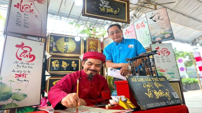 Kỷ lục gia thế giới Võ Dương biểu diễn thư pháp nghệ thuật. Ảnh: Menas Group.