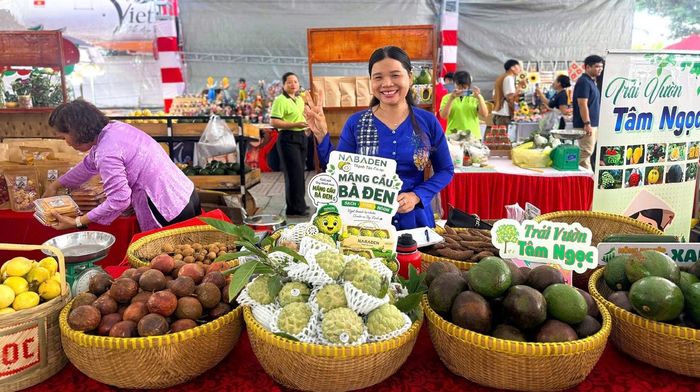 Những loại trái cây tươi ngon, đặc sản của các vùng miền được bày bán tại lễ hội. Ảnh: Menas Group