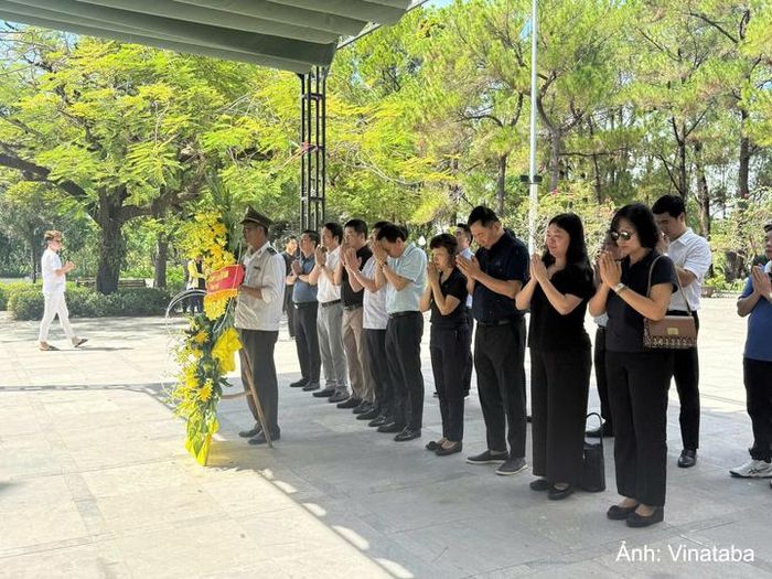 Trong không khí trang nghiêm, thành kính, đoàn đã đặt vòng hoa, dâng hương và dành phút mặc niệm tưởng nhớ các Anh hùng liệt sĩ đang yên nghỉ tại Nghĩa trang Liệt sĩ Quốc gia Trường Sơn.
