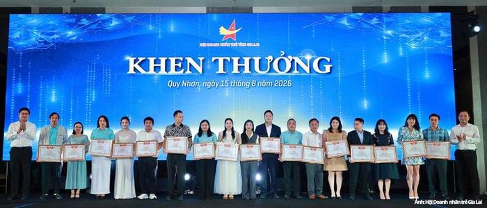 Hội Doanh nhân trẻ tỉnh Gia Lai tặng giấy khen cho 20 cá nhân có đóng góp tích cực trong công tác Hội và phong trào Doanh nhân trẻ tại Hội nghị sơ kết công tác Hội 6 tháng đầu năm 2026.