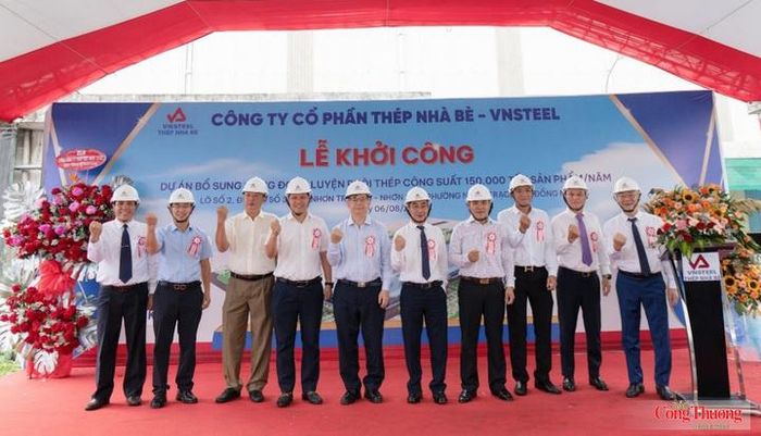 Theo ông Bùi Quốc Hoan, Phó Tổng giám đốc EVNSPC (người đứng thứ 5 từ trái sang), dự án cấp điện cho Thép Nhà Bè có ý nghĩa với cả nhà máy và hệ thống điện khu vực. Khi dự án hoàn thành, độ tin cậy cung cấp điện cho Khu công nghiệp Nhơn Trạch II - Nhơn Phú được nâng lên.