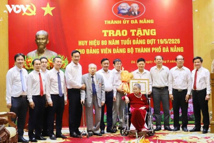 Đồng chí Trần Cẩm Tú - Ủy viên Bộ Chính trị, Thường trực Ban Bí thư cùng đoàn công tác Trung ương, đại diện lãnh đạo Thành ủy Đà Nẵng trao tặng Huy hiệu 80 năm tuổi Đảng cho đảng viên Bùi Thị Liễu, sinh ngày 1/1/1926.