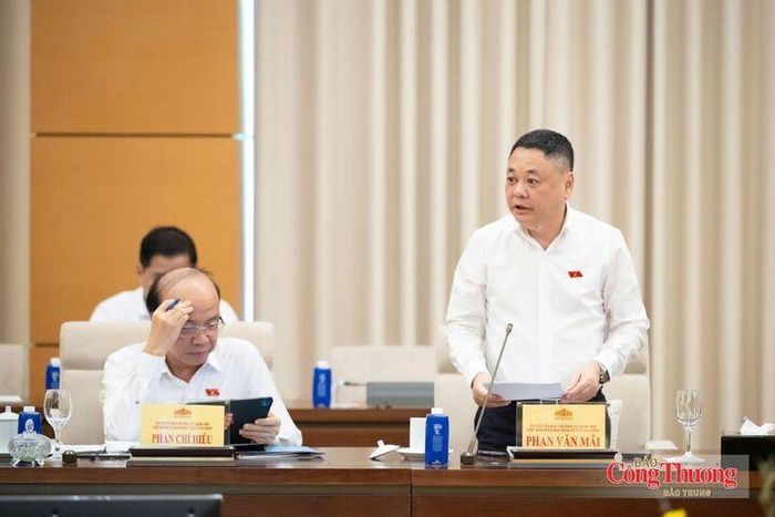 Ông Nguyễn Ngọc Bảo, Phó Chủ nhiệm Ủy ban Kinh tế và Tài chính của Quốc hội trình bày báo cáo tóm tắt ý kiến đối với nội dung tiếp thu, giải trình, chỉnh lý của dự thảo Luật Dầu khí (sửa đổi).