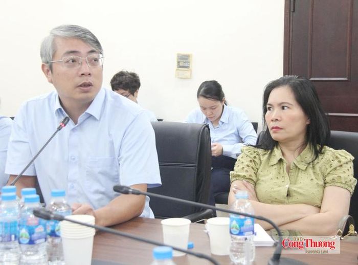 Ông Hoàng Ninh - Phó Cục trưởng Cục Thương mại điện tử và Kinh tế số phát biểu tại cuộc họp.