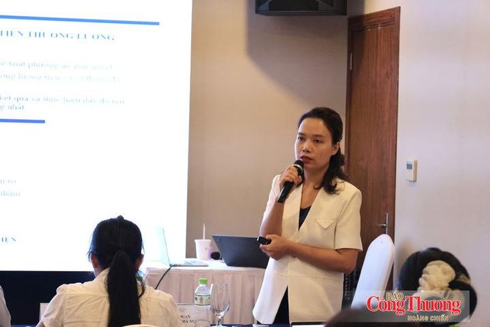 Bà Lê Thị Vân Anh, Ủy ban Cạnh tranh Quốc gia trình bày hướng dẫn giải quyết phản ánh, yêu cầu, khiếu nại của người tiêu dùng tại hội thảo.