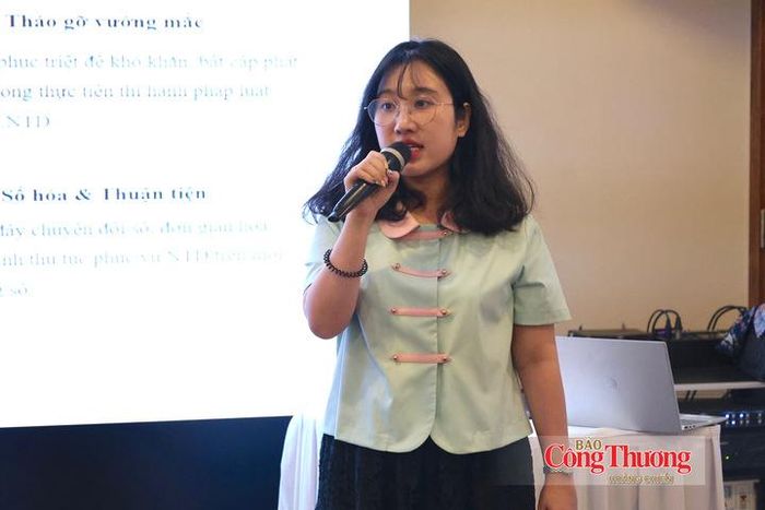 Bà Đào Thị Hồng Lam, Ủy ban Cạnh tranh Quốc gia trình bày tại hội thảo.