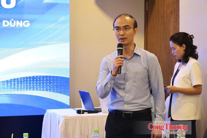 Ông Hồ Tùng Bách, Phó Trưởng ban Bảo vệ người tiêu dùng, Ủy ban Cạnh tranh Quốc gia phát biểu tại hội thảo.