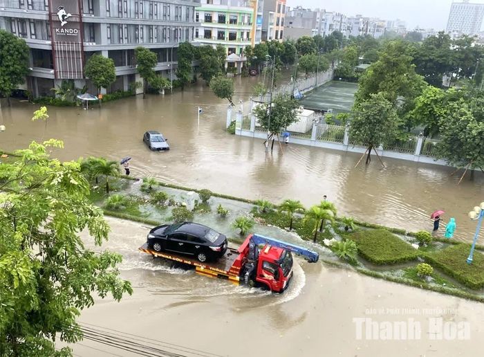 Tuyến đường Âu Cơ, phường Hạc Thành bị ngập cục bộ sau trận mưa lớn xảy ra năm 2025 (ảnh chụp tháng 7/2025).