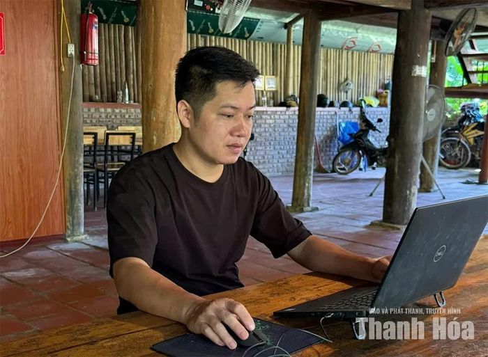 Anh Hà Văn Tuyên - Trưởng thôn Hiêu hỗ trợ người dân trong thôn bằng hình thức trực tuyến trên máy tính xách tay.