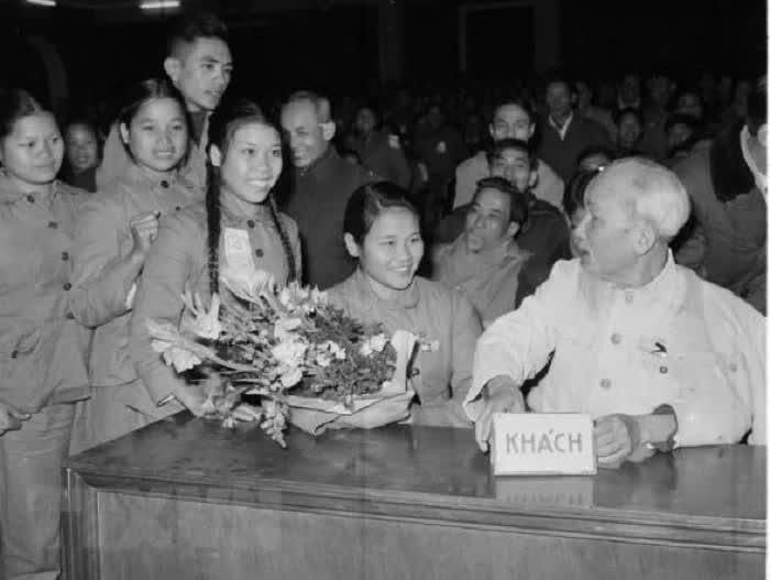 Chủ tịch Hồ Chí Minh nói chuyện thân mật với đại biểu Thanh niên xung phong dự Đại hội Thanh niên xung phong chống Mỹ, cứu nước toàn miền Bắc (tháng 1/1967). Ảnh: TTXVN