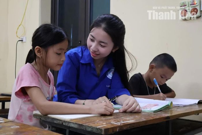 Đoàn viên thanh niên cùng tham gia hỗ trợ học sinh trong những buổi học tại nhà văn hóa thôn Ngọc Quang.