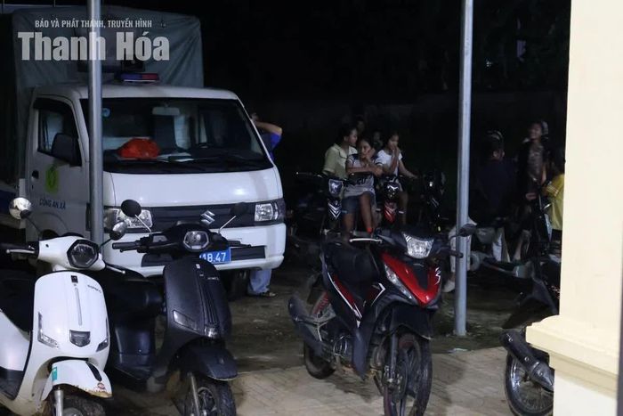 Học sinh thôn Ngọc Quang tập trung về nhà văn hóa tham gia “Lớp học 0 đồng” vào buổi tối.