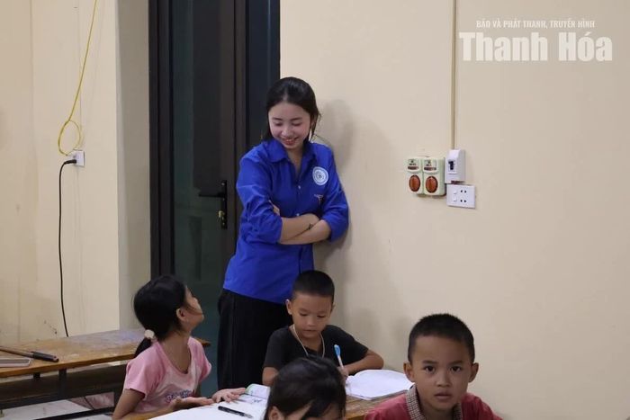 Qua vài buổi, những em từng ngồi im khi gặp bài khó đã bắt đầu chủ động gọi: “Chị ơi, giải giúp em bài này”.