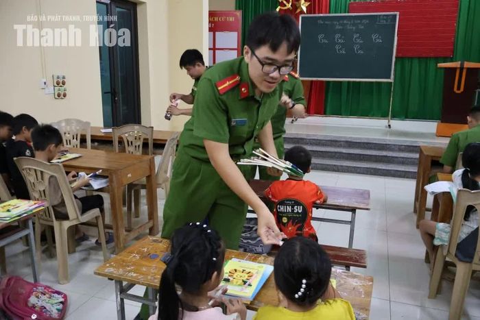 Những cuốn vở mới được cán bộ Công an xã chuẩn bị để trao cho học sinh còn thiếu đồ dùng học tập.