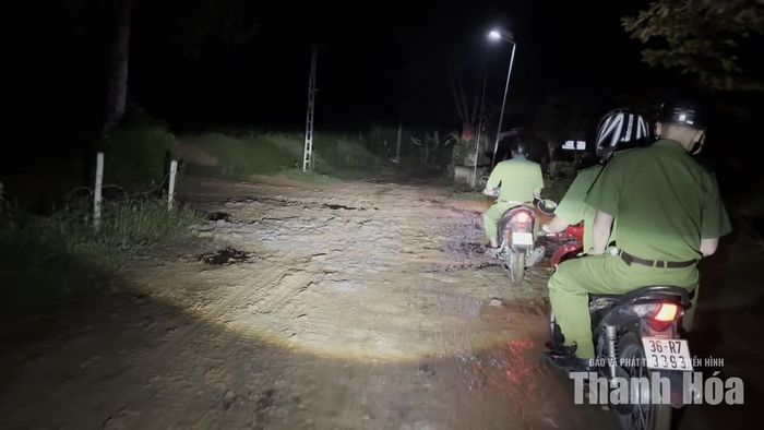 Đường vào một số khu dân cư ở Ngọc Quang còn gồ ghề, việc đi lại vào ban đêm và những hôm mưa lớn gặp nhiều khó khăn.