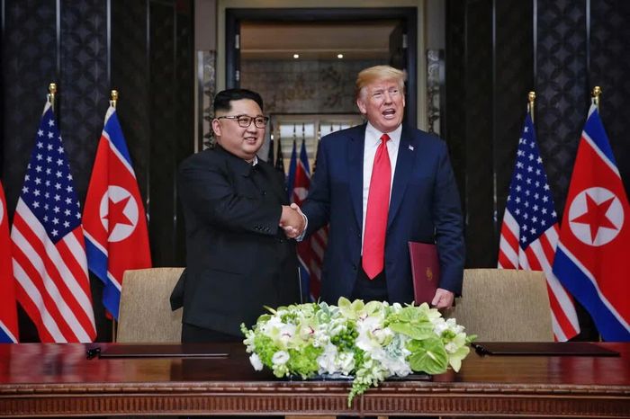 Lãnh đạo Triều Tiên Kim Jong-un và Tổng thống Trump tại hội nghị thượng đỉnh lịch sử giữa Mỹ và Triều Tiên tại khách sạn Capella trên đảo Sentosa ở Singapore năm 2018. Ảnh: Getty Images.
