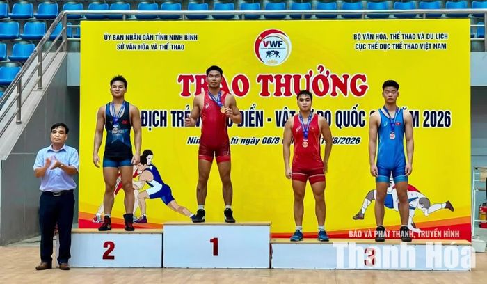Nguyễn Văn Tú giữ vững phong độ ấn tượng những năm qua để giành HCV ở hạng 74 kg (lứa tuổi 18-23).