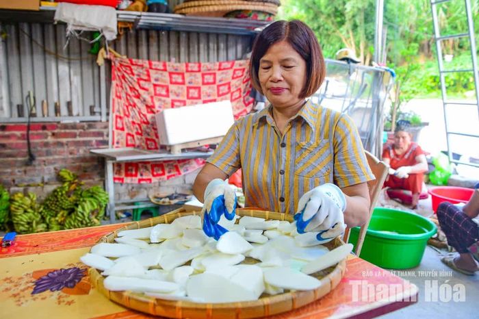 Bà Hoàng Thị Hoa (50 tuổi), ở bản Na Tao, xã Pù Nhi là chủ cơ sở thu mua củ mài cho biết, từ năm 2023 bà chuyển hướng chế biến củ mài thành các sản phẩm khô giá trị cao.