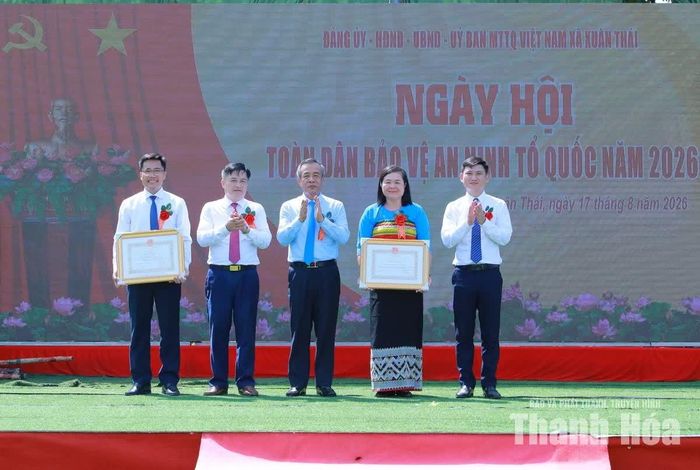 Bí thư Tỉnh ủy Lê Đức Thái trao Bằng khen của Chủ tịch UBND tỉnh cho tập thể, cá nhân có thành tích xuất sắc.