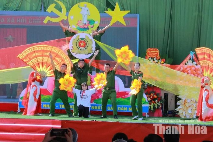 Tiết mục văn nghệ do Công an xã Xuân Thái biểu diễn.