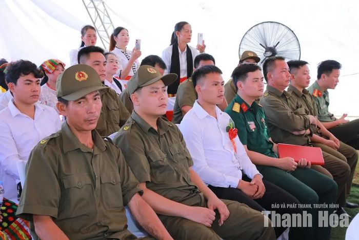 Đại biểu dự ngày hội.