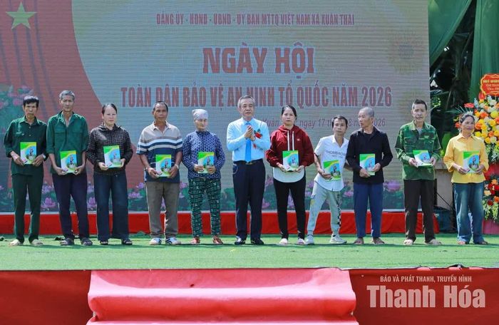 Bí thư Tỉnh ủy Lê Đức Thái tặng quà cho các gia đình có hoàn cảnh khó khăn trên địa bàn xã Xuân Thái.