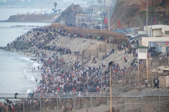 Khu vực biên giới Ceuta đã chứng kiến làn sóng vượt biên bất thường lớn nhất trong những năm gần đây khi hàng chục nghìn người di cư hướng về vùng lãnh thổ này, trước khi phần lớn quay trở lại Fnideq. Ảnh: Getty images.