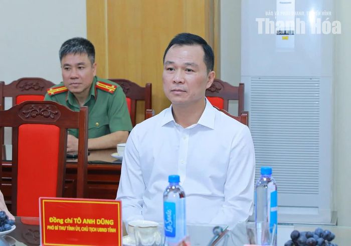 Chủ tịch UBND tỉnh Tô Anh Dũng dự buổi gặp mặt, chúc mừng.