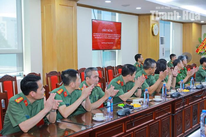 Cán bộ chủ chốt Công an tỉnh dự buổi gặp mặt, chúc mừng.