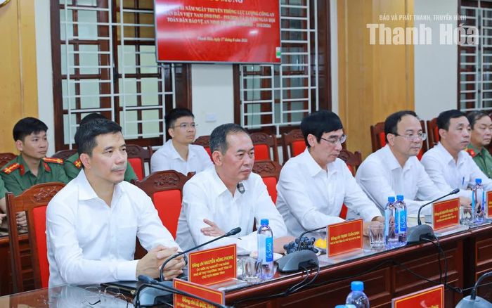 Phó Bí thư Thường trực Tỉnh ủy Nguyễn Hồng Phong và Phó Bí thư Tỉnh ủy Trịnh Tuấn Sinh dự buổi gặp mặt, chúc mừng.