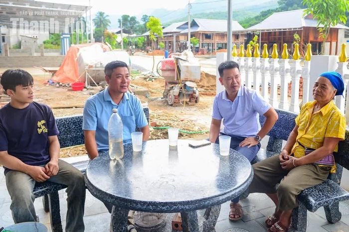 Phó Trưởng phòng Kinh tế xã Trung Hạ Nguyễn Thành Phúc (thứ 2 từ phải sang) cho biết, hiện 43 hộ dân bản Muỗng (cũ) nay là bản Trung Xuân đã về nhà mới ở khu tái định cư trước mùa mưa bão, chấm dứt cảnh người dân phải sống tạm, chạy lũ suốt hai năm qua.
