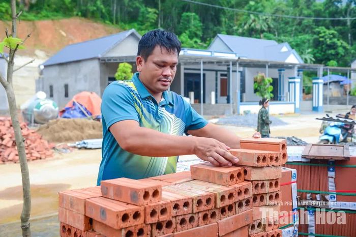 Anh Hà Văn Ngọc (36 tuổi) cho biết, sau đợt mưa lớn năm 2024, quả đồi phía trước khu dân cư xuất hiện nhiều vết nứt lớn có nguy cơ sạt lở, lũ quét đe dọa trực tiếp đến nhà cửa và tính mạng, khiến hàng chục hộ dân phải sơ tán, dựng lán tạm để chờ nơi ở mới.